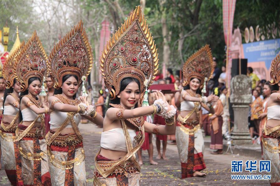 泰国“登帕侬隆山节”：古装巡游展独特文化
